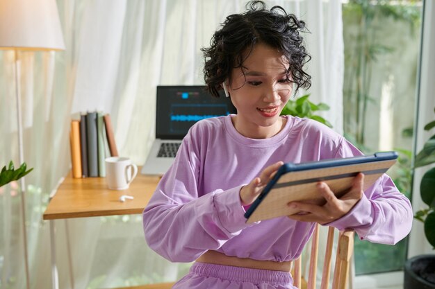 Photo teenage girl using app on tablet