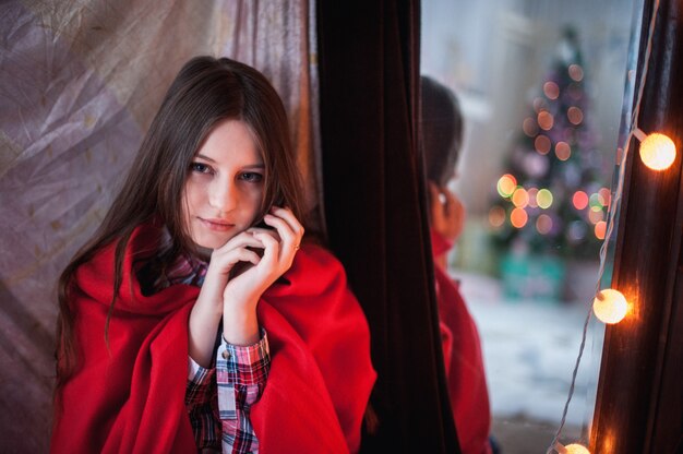 Девочка-подросток прятала красное одеяло