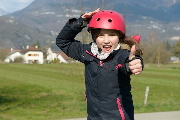 Adolescente che indossa un casco.