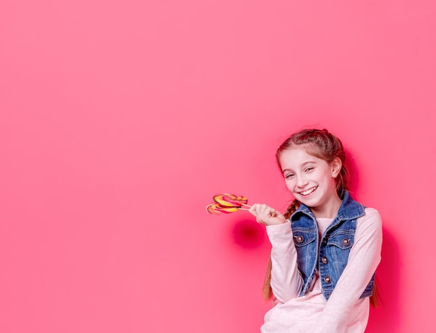 Девочка-подросток с красочными конфеты леденец