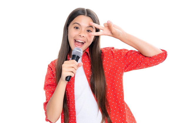 Adolescente con microfono che canta su sfondo bianco con faccia buffa cantando bella ragazza cantante tenere il microfono