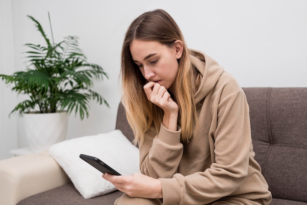 Foto ragazza adolescente con il telefono