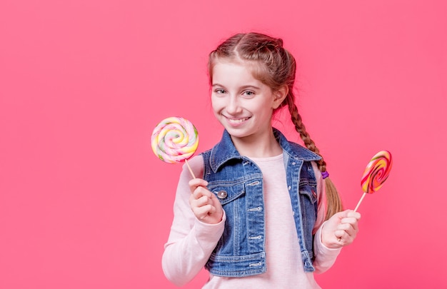 Photo teenage girl with two lollipops