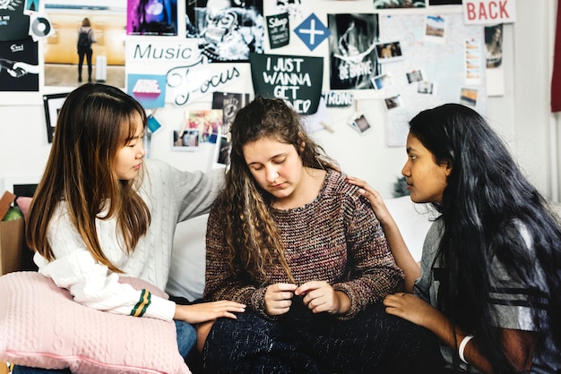 Ragazze adolescenti che consolano il loro depresso piangente amico tormentato