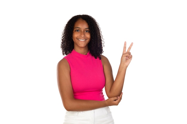 Adolescente ragazza africana che mostra due segni di vittoria di pace