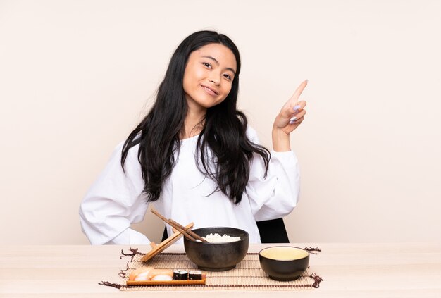 고립 된 아시아 음식을 먹는 십 대 아시아 소녀