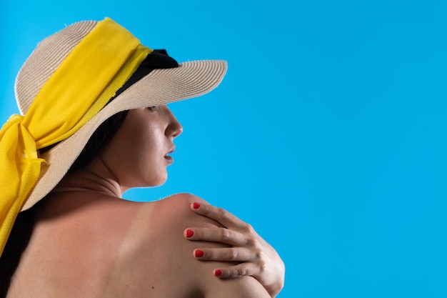 Photo a teenager in a big beach hat holds a hand on a tanned shoulder