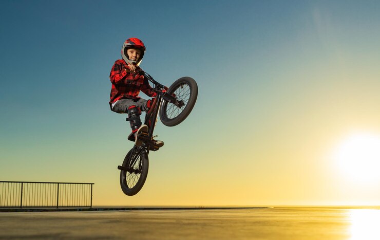 Photo 10 代の bmx レーシング ライダーがパンプ トラックのスケート パークでトリックを実行します。