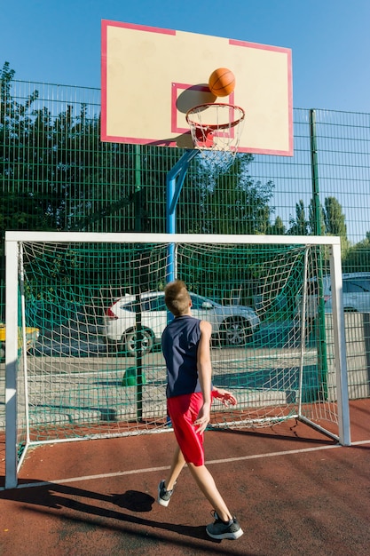 Giocatore di pallacanestro della via del ragazzo dell'adolescente