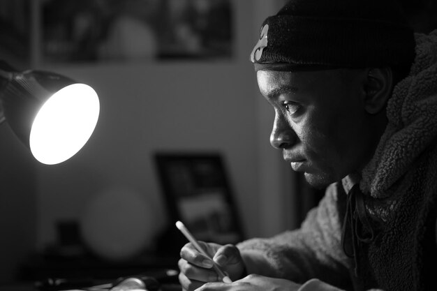 Photo teenager boy studying at home