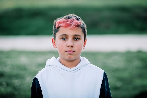 Photo teenager boy with hair painted