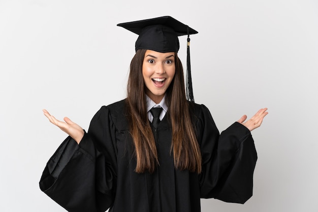 Adolescente laureato universitario brasiliano su sfondo bianco isolato con espressione facciale scioccata shock