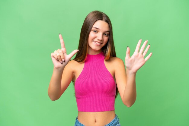 Кавказская девушка-подросток на изолированном фоне считает семь пальцами