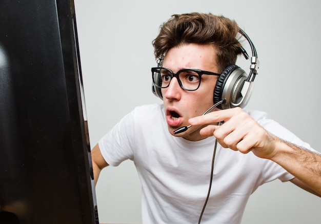 コンピュータゲームをしている10代の白人男性