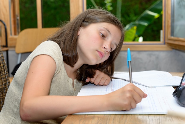 Photo teenager doing her homework