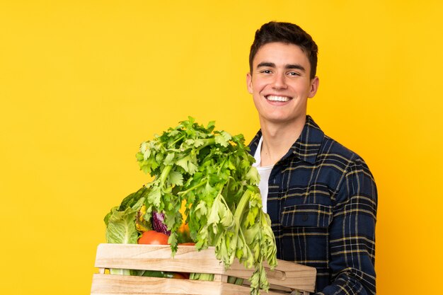 ボックスで採れたての野菜と10代の農家の男