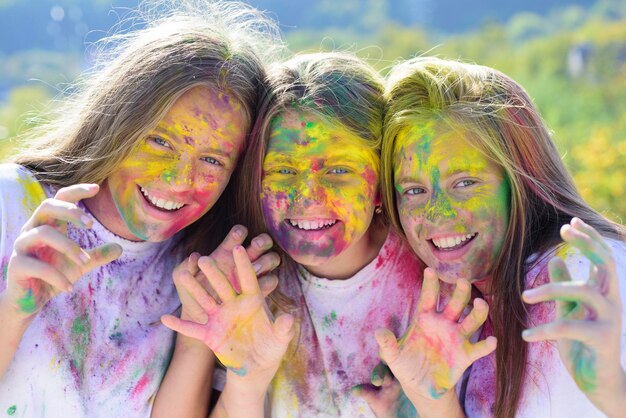 Друзья-подростки с сухими красками drycolors школьные друзья-подростки веселятся на свежем воздухе
