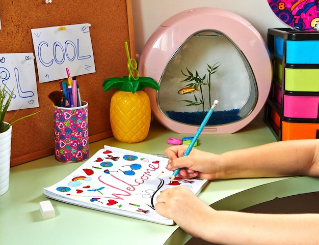 Photo a teenager girl draws in her room