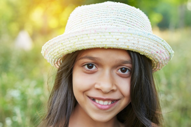 девушка-подросток в шляпе в поле на закате