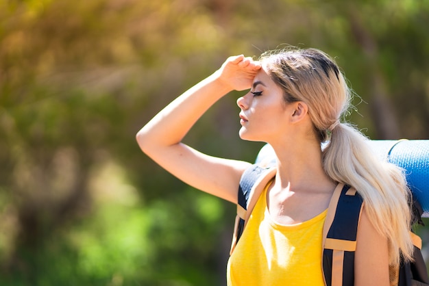 写真 何かを見て手で遠くを見て屋外でハイキングのティーンエイジャーの女の子