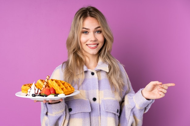 Photo teenager girl holding plate with waffles