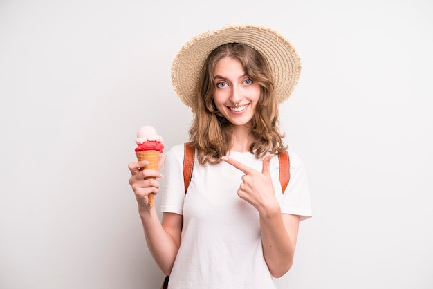ティーンエイジャーの女の子のアイスクリームと夏のコンセプト