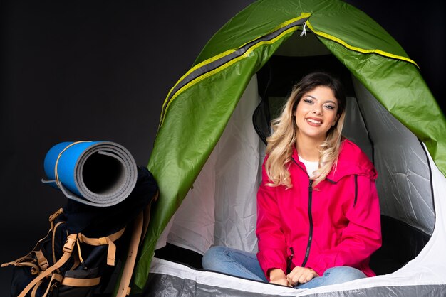 Photo teenager girl inside a camping green tent