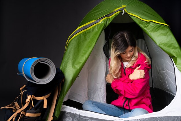 Photo teenager girl inside a camping green tent