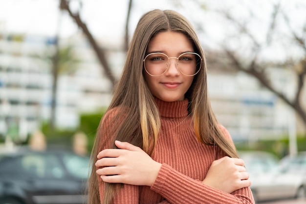 Ragazza dell'adolescente al congelamento all'aperto