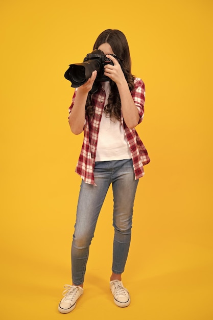 Teenager girl photographer with a dslr camera Kid use digital camera Child photographing School of photography Kid photographer beginner