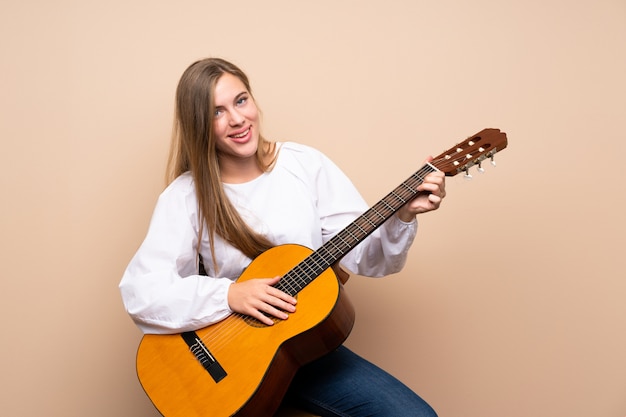 Ragazza adolescente con la chitarra