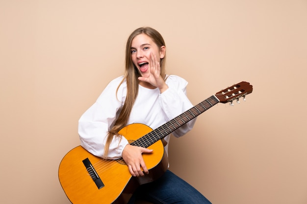 Ragazza adolescente con la chitarra