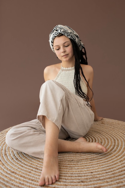 Photo teenager girl with hippie clothes and dreadlocks