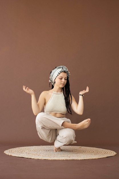 Photo teenager girl with hippie clothes and dreadlocks