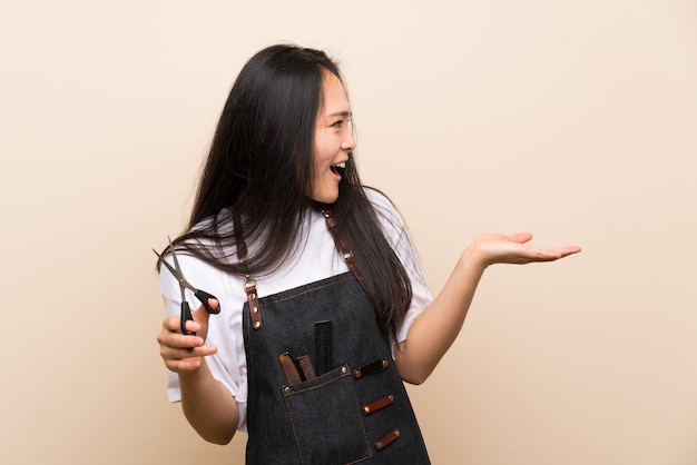 驚きの表情を持つ10代の美容院少女