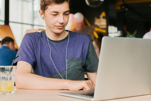 Photo teenager on the laptop with headphones