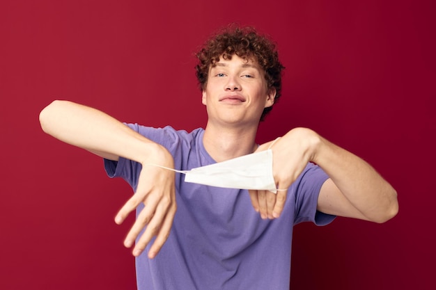 Foto protezione della maschera medica per adolescenti in posa di sfondo isolato inalterato