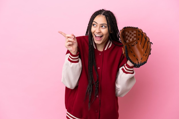 Teenager player with baseball glove isolated on pink background intending to realizes the solution while lifting a finger up