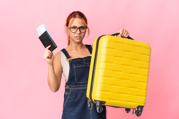 スーツケースとパスポートで休暇中に不幸に孤立した10代のロシアの女の子
