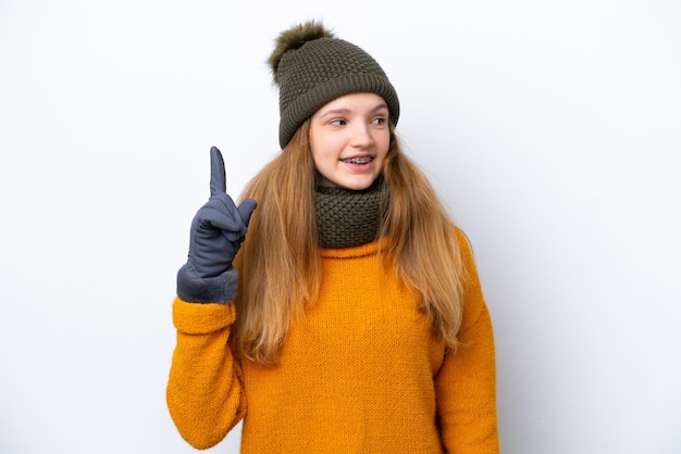 흰색 배경에 격리된 겨울 재킷을 입은 10대 러시아 소녀는 손가락을 들어 올리면서 해결책을 실현하려고 합니다.
