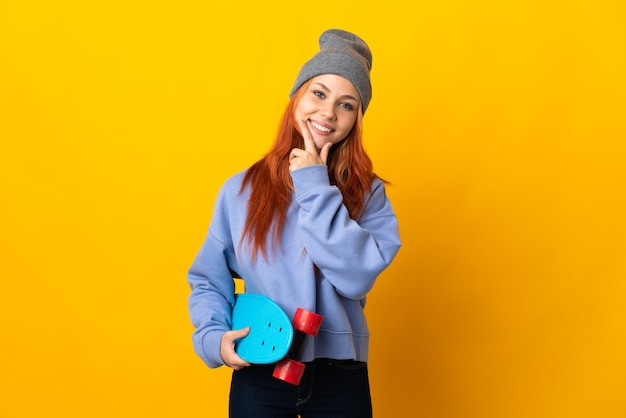 Donna russa del pattinatore dell'adolescente isolata