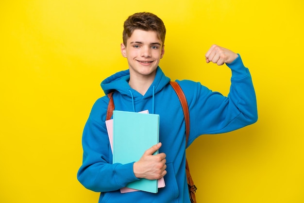 強いジェスチャーをしている黄色の背景に分離された10代のロシアの学生男