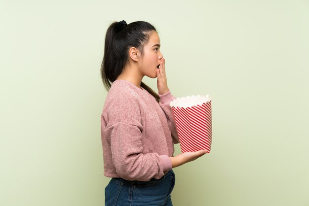 驚いたとokサインを示す床に座ってティーンエイジャーのスポーツ少女