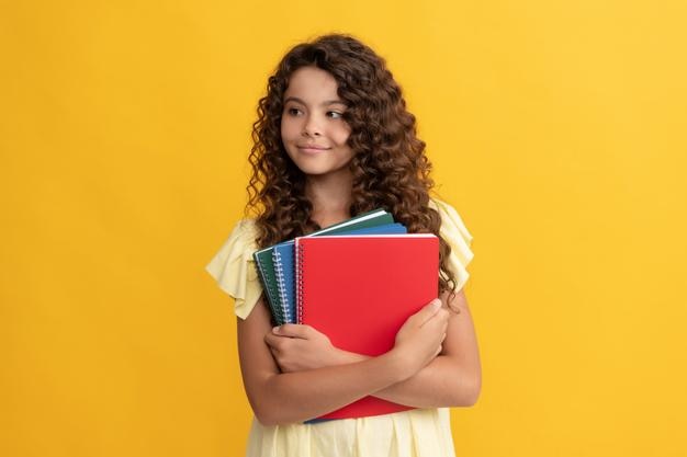 Foto istruzione degli studenti dell'adolescente in studentessa del liceo con la ragazza del blocco note con il taccuino