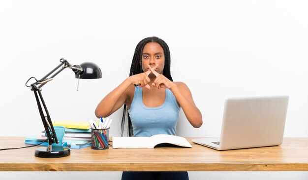 Photo teenager student girl showing a sign of silence gesture