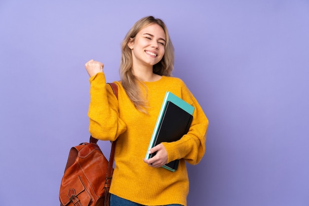 バックパックとティーンエイジャーの学生の女の子