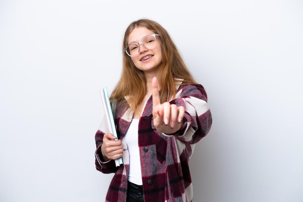 指を見せて持ち上げる白い背景で隔離のティーンエイジャーの学生ロシアの女の子