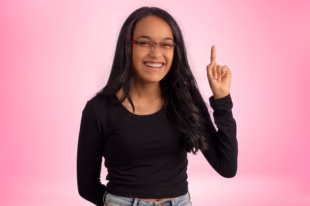 Adolescente in studio fotografico con espressioni facciali