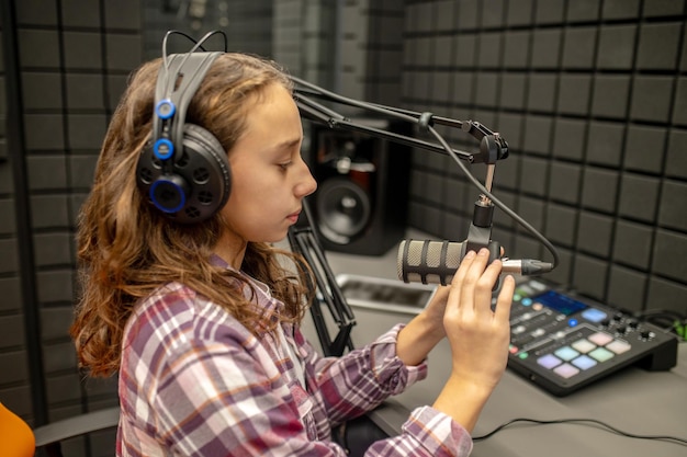 Photo teenager testing her mike in the studio