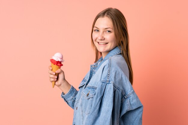 コルネットアイスクリームと10代のウクライナの女の子